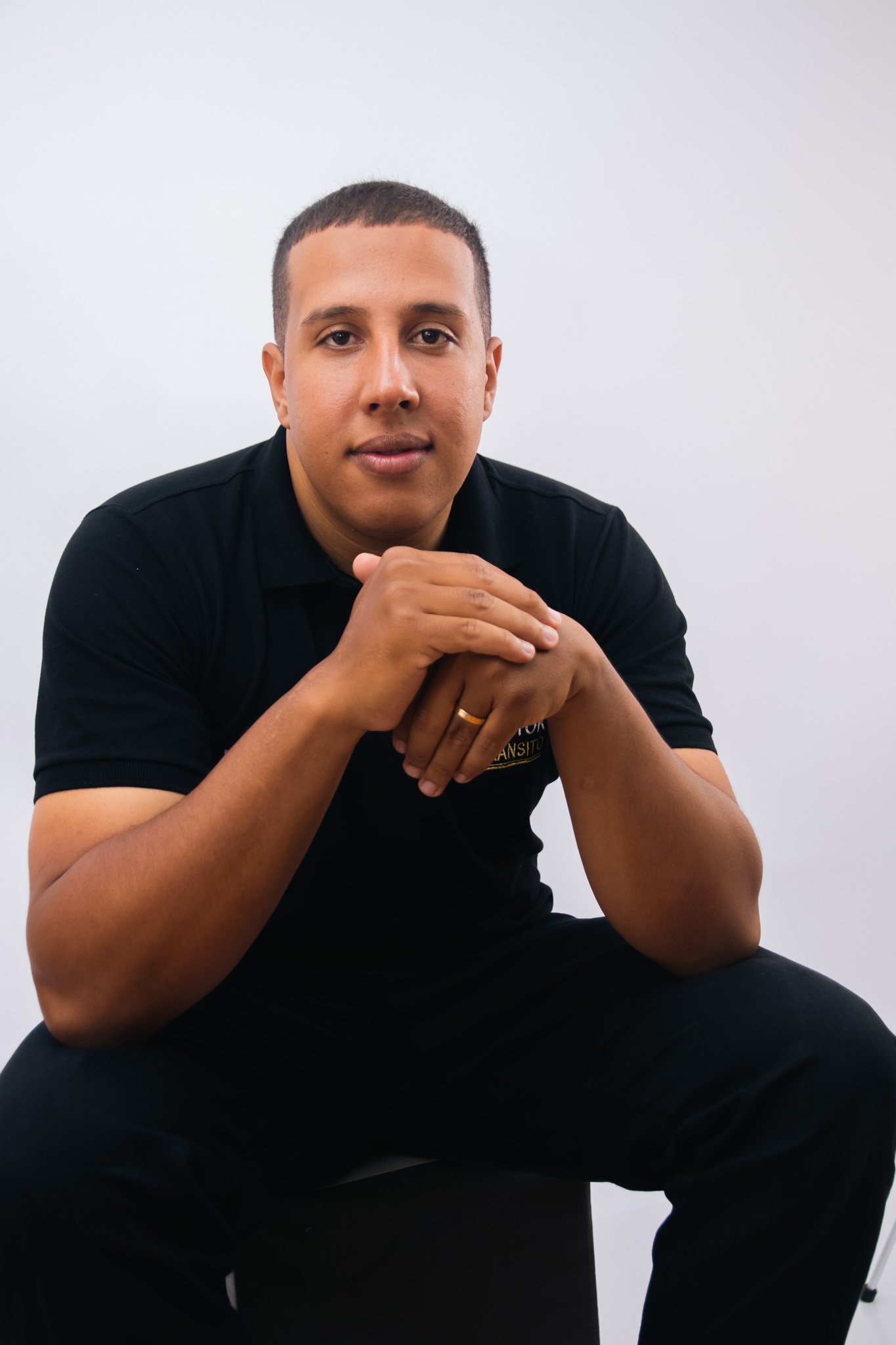 Eduardo, instrutor de trânsito autônomo credenciado pelo Detran-SP em Guarulhos, retrato de braços cruzados